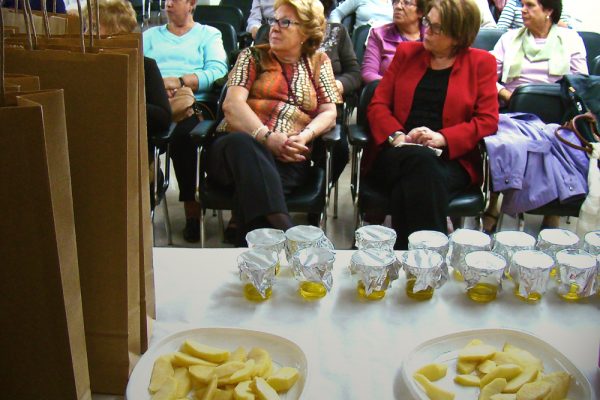 asistentes con la presidenta de Apaccu